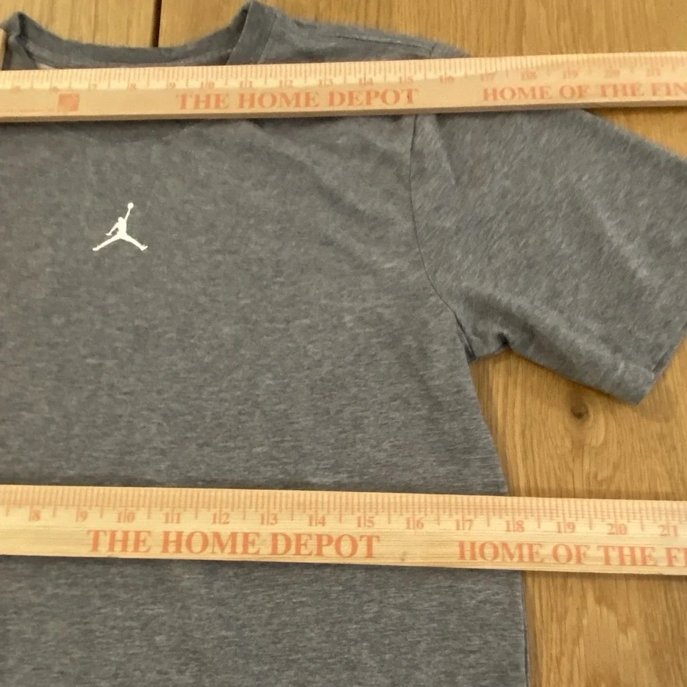 Air Jordan Jump Man Center Logo Tshirt Youth XL Gray Athletic Shirt Cotton Blend